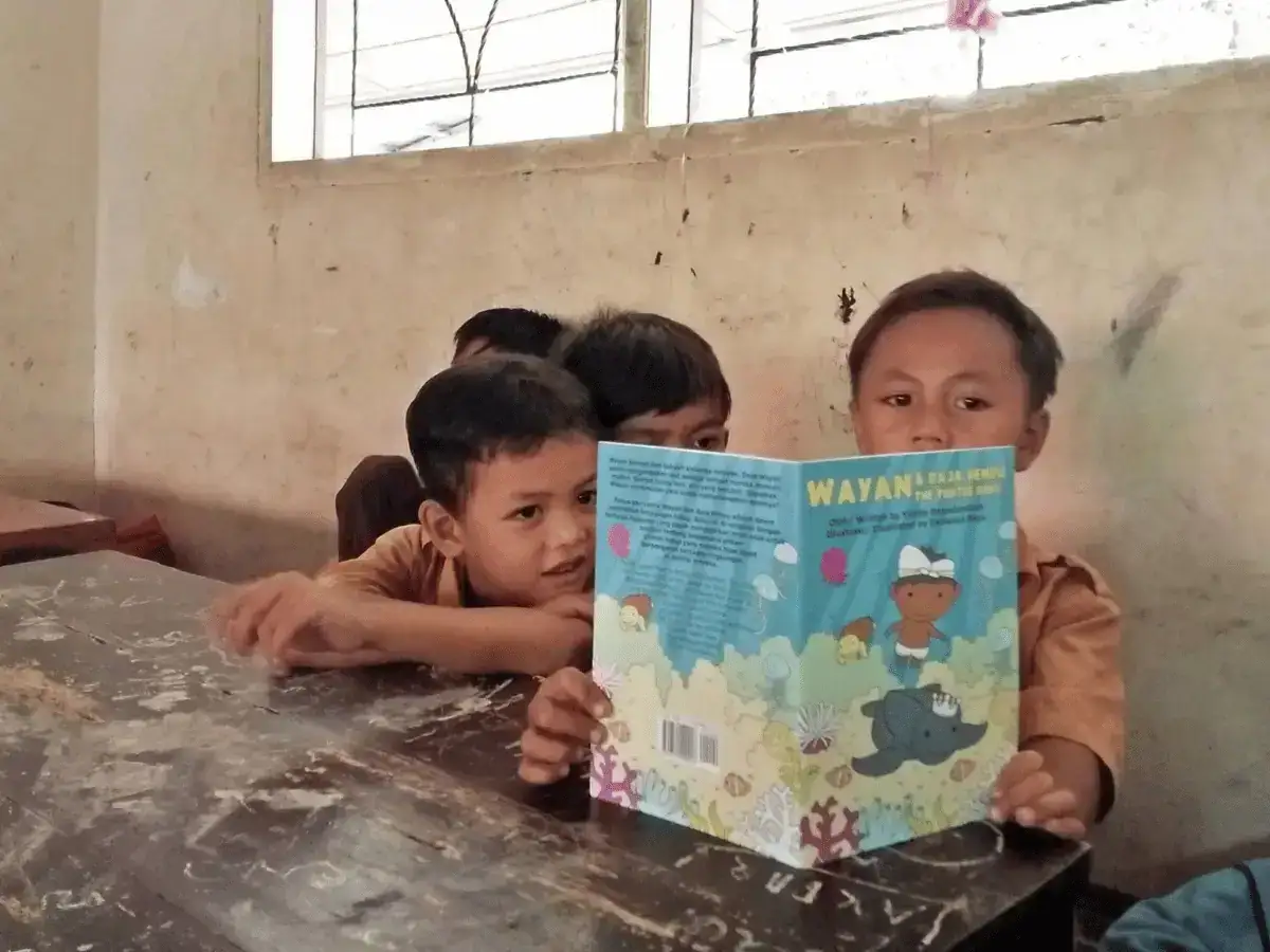Kids reading the Wayan and the Turtle King book