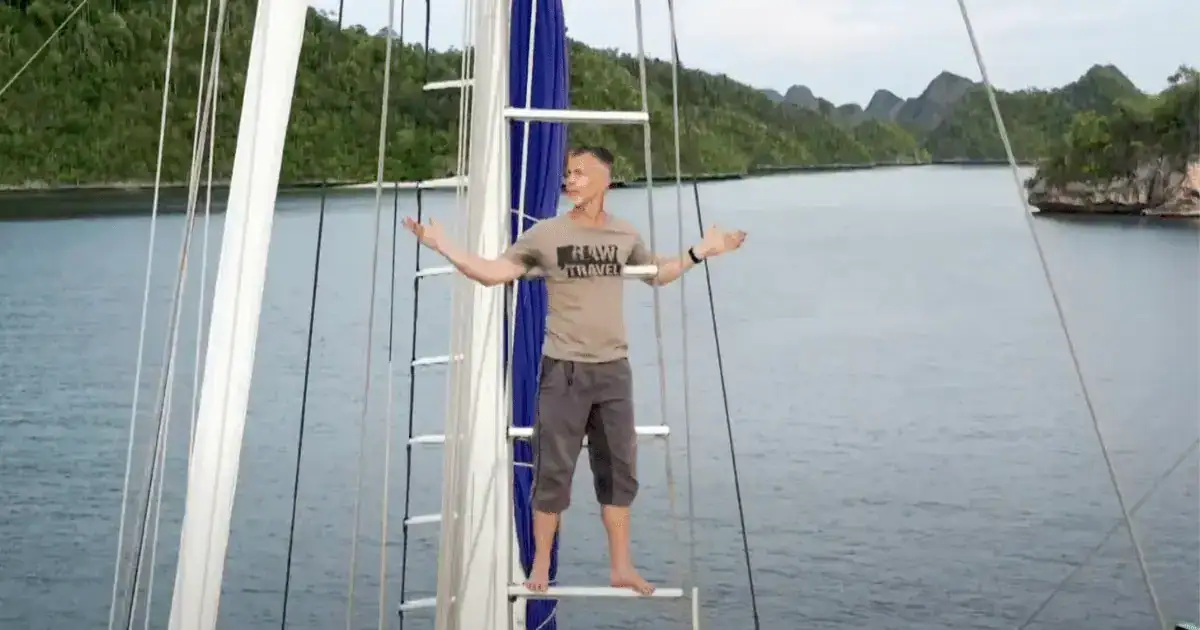 Raw travel on Ombak Putih in Raja Ampat