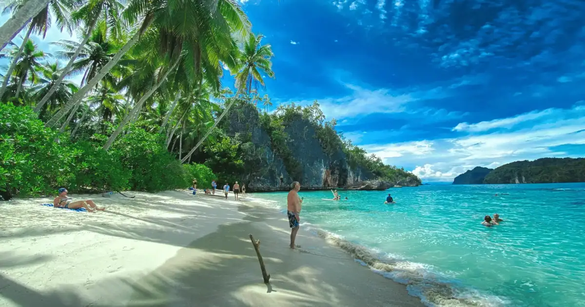 SeaTrek guest enjoy beach time