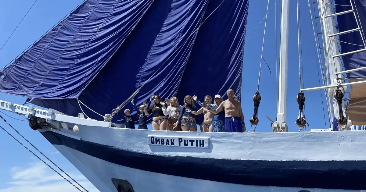 SeaTrek guests with Ombak Putih sails up