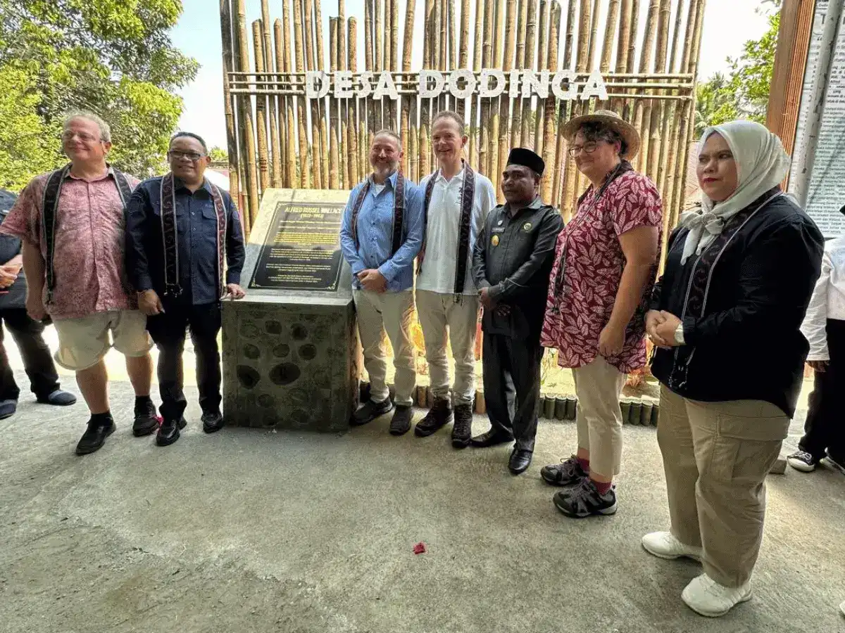 Bill Wallace, George Beccaloni, UK Ambassador, and the Head of Maluku District, unveiled Wallace's plaque in Dodinga.