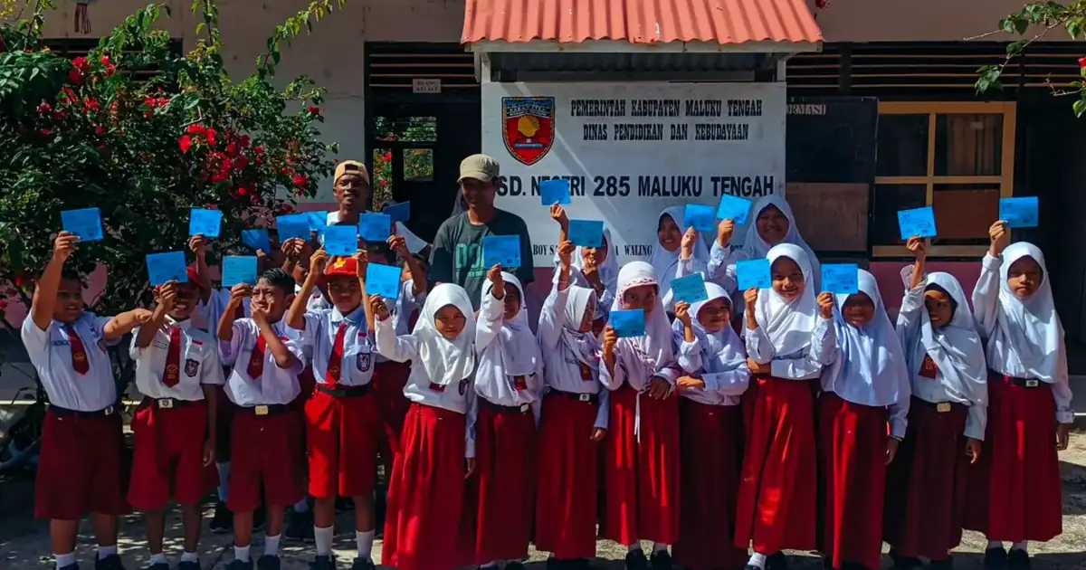 Maga and students of local school SeaTrek support