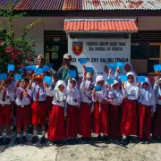 Maga and students of local school SeaTrek support