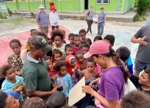 Distributing school kit to kids in Nusa Ulan