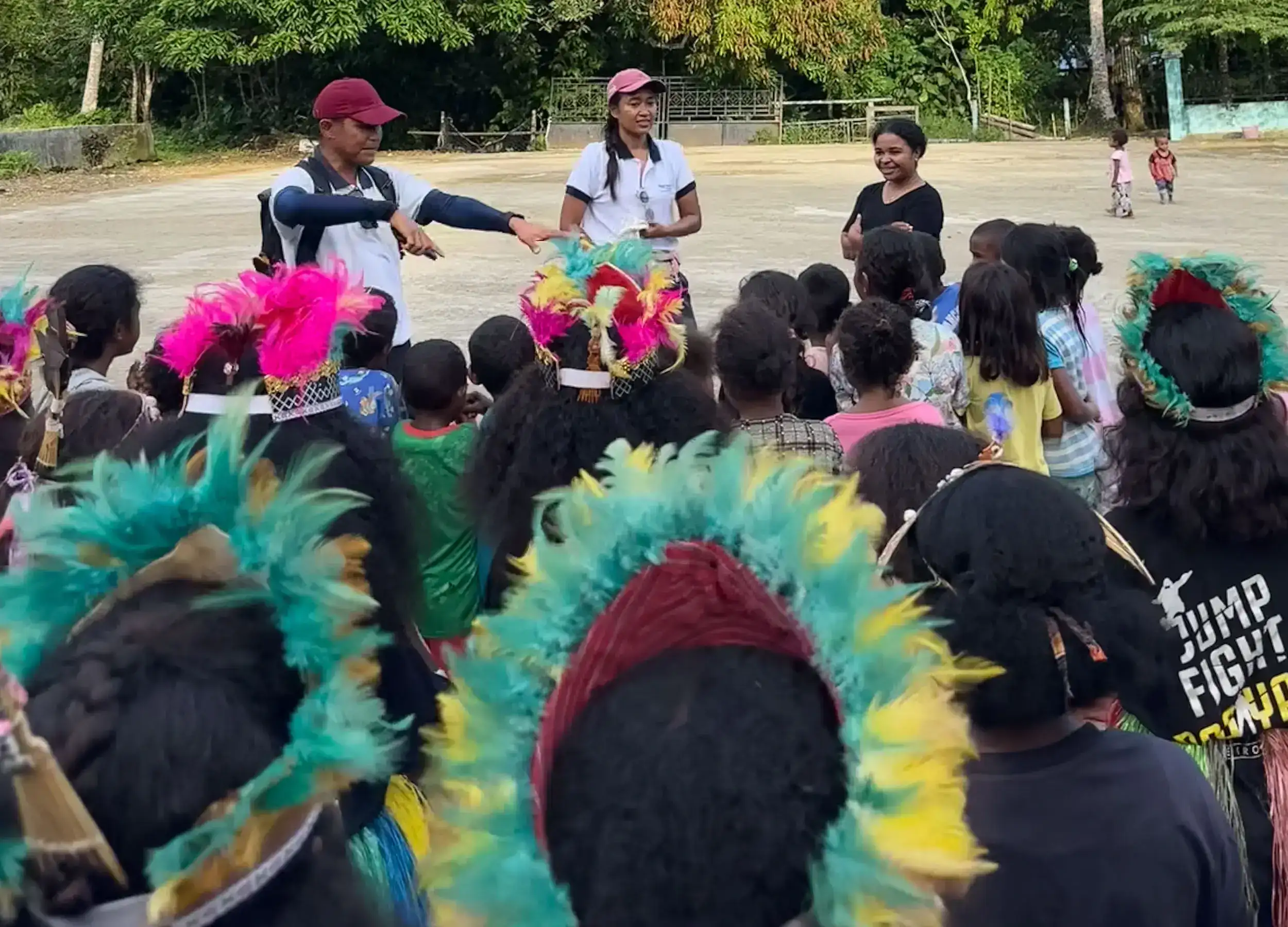 Playing a game with kids in Kapatcol