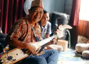 A kecapi performance by locals in Borneo.