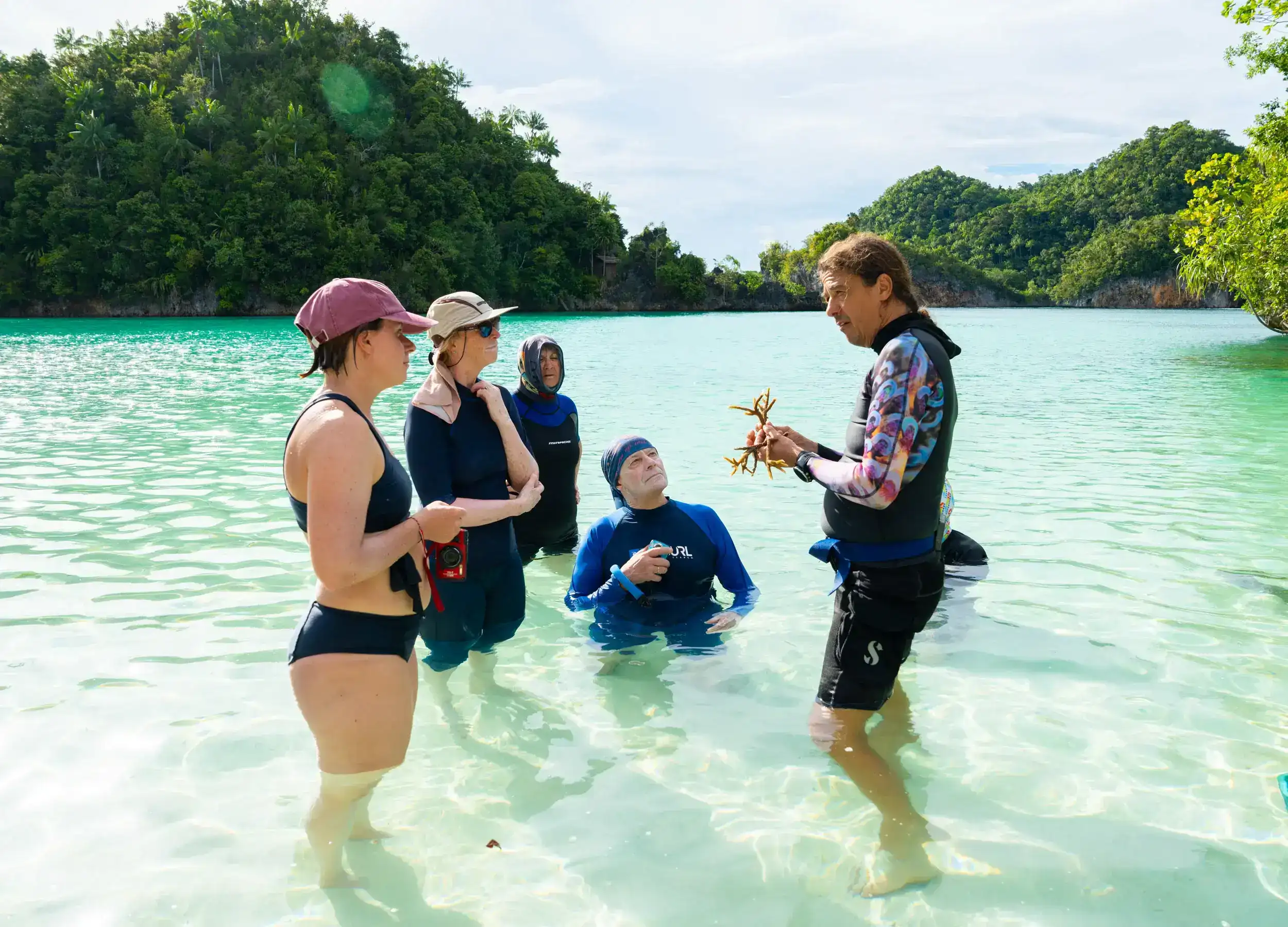 Our onboard expert, Vincent Chalias, explains about coral to guests.