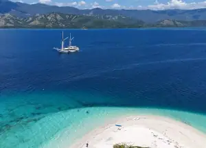 Ombak Putih in 17 Island Riung