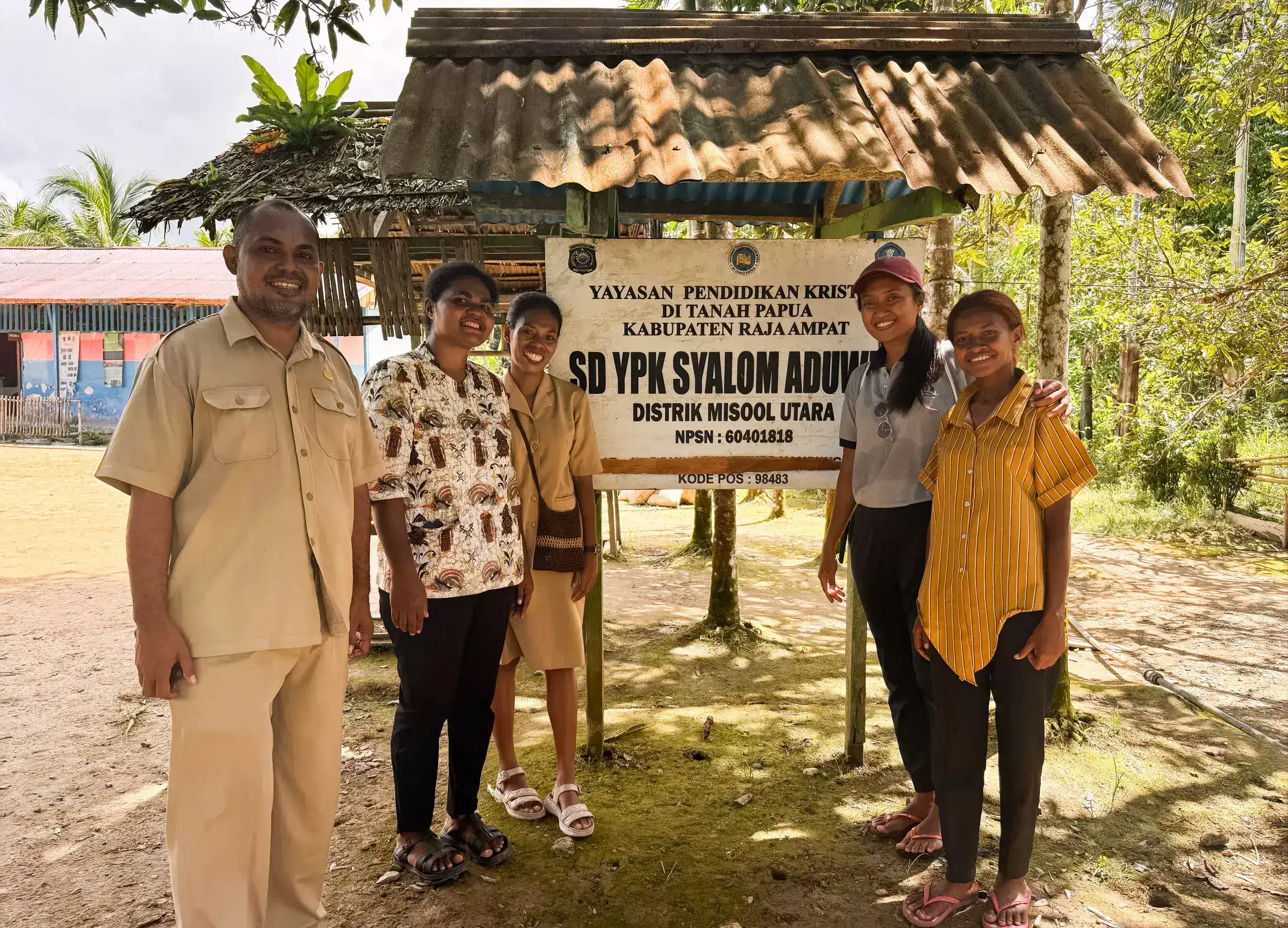 SeaTrek team and Teachers of SD YPK Aduwei.