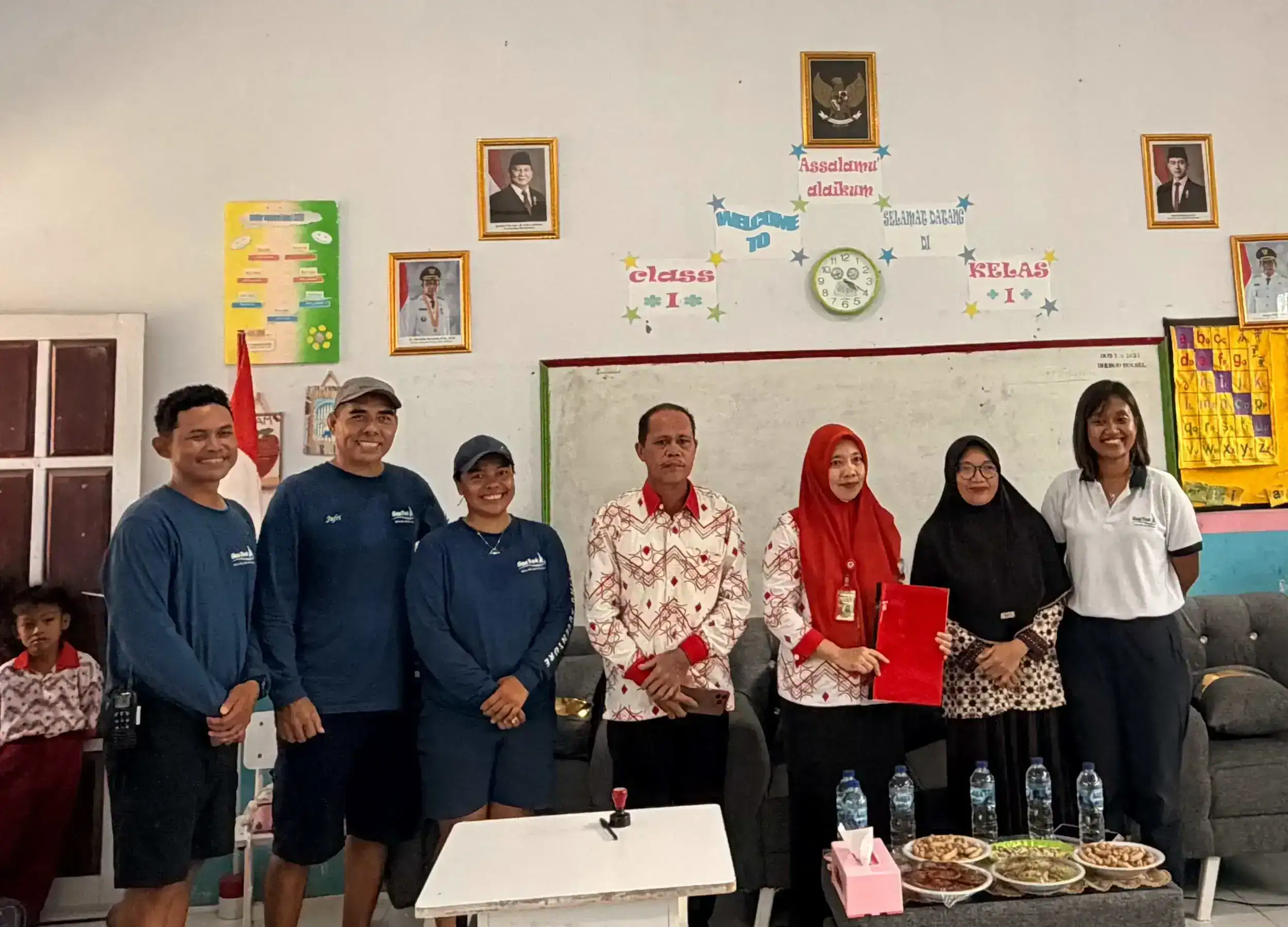 Group photo with teachers in Inosota